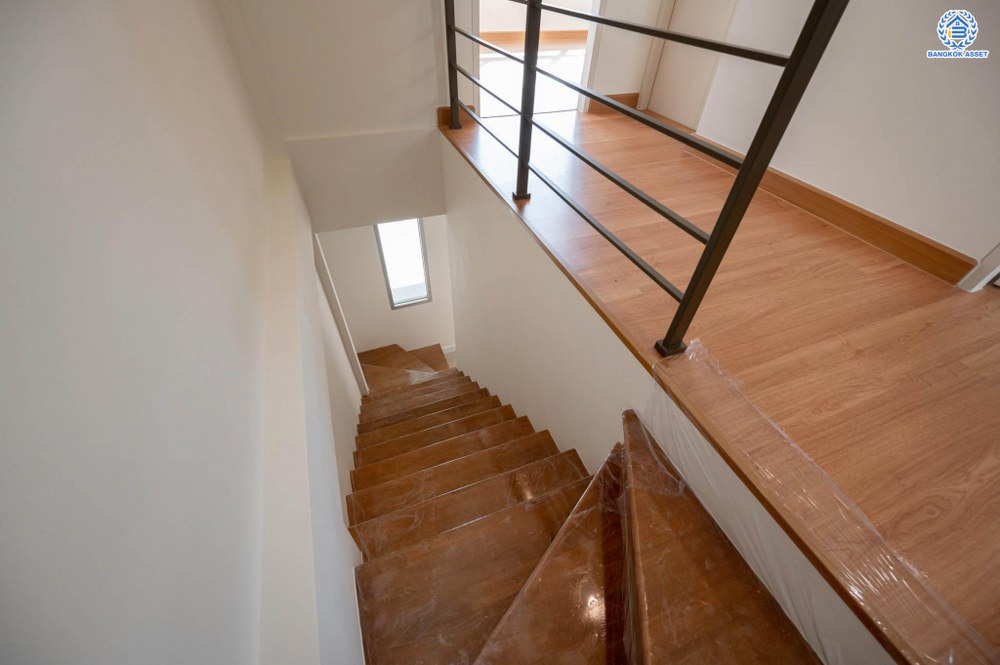 บ้านมือสองตกแต่งใหม่ โครงการ ลุมพินีทาวน์วิลล์ ราชพฤกษ์-นครอินทร์ เนื้อที่ 17.5 ตร.ว. ฟังก์ชัน 3 ห้องนอน 2 ห้องน้ำ จอดรถได้ 2 คัน บรรยากาศโครงการมีความเป็นส่วนตัว พร้อมสิ่งอำนวยความสะดวกโครงการครบครัน บนทำเลดีเชื่อมต่อเข้าเมืองได้ง่าย ทั้งถนนราชพฤกษ์ ถนนนครอินทร์ จุดขึ้นทางด่วน "ศรีรัช"...